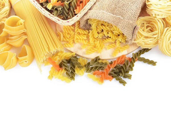 Ungekochte Nudelspaghetti Makkaroni isoliert auf weißem Hintergrund — Stockfoto