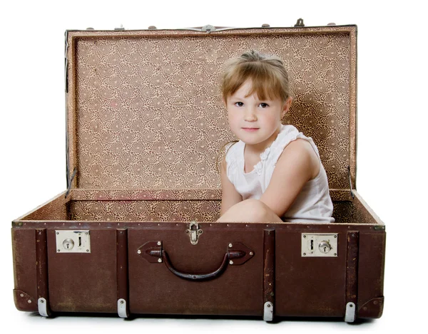 Dziewczynka w starej walizki na białym tle — Zdjęcie stockowe