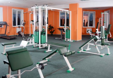 Eğitim aparatı ile spor salonu