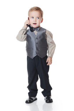 iş takım elbiseli küçük çocuk telefonla konuşuyor.