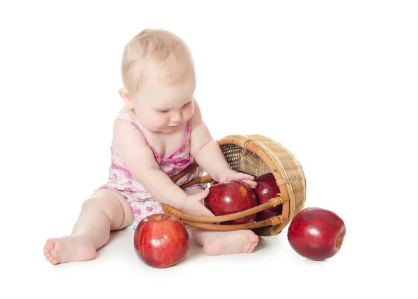 O pequeno bebê com maçãs vermelhas — Fotografia de Stock