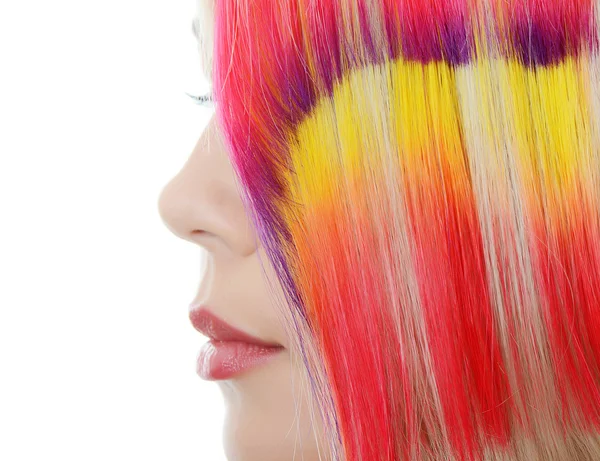 La hermosa chica con hebra multicolor en el pelo — Foto de Stock