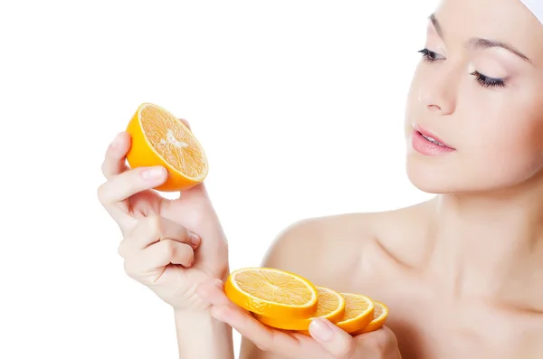 La belle femme avec une orange — Photo