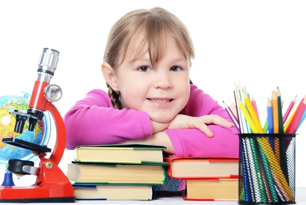 La petite fille apprend isolé sur fond blanc — Photo