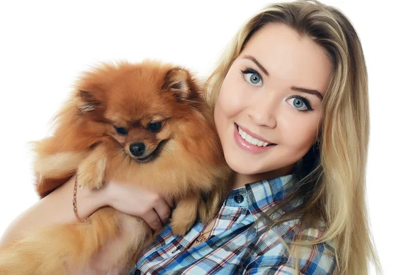 La hermosa chica con un spitz cachorro —  Fotos de Stock