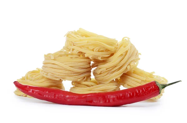 Italienische Pasta Tagliatelle Nest isoliert auf weißem Hintergrund — Stockfoto