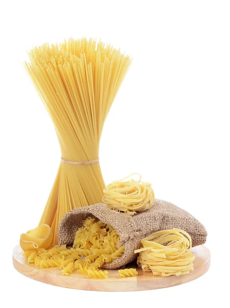 Ungekochte Nudelspaghetti Makkaroni isoliert auf weißem Hintergrund — Stockfoto