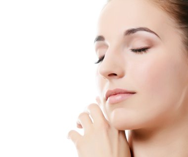 güzel bir kadın. doğal makyaj güzel bir kadınla bir fotoğraf. bir cilt bakımı. Spa