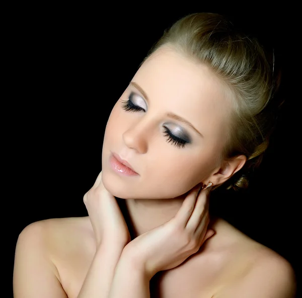 The beautiful girl with Evening make-up — Stock Photo, Image
