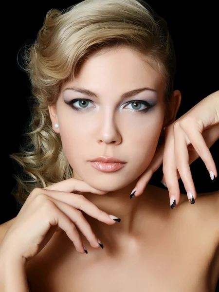 Porträt eines schönen Mädchens - kreatives Make-up — Stockfoto