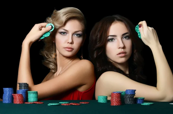 La hermosa mujer con fichas de casino — Foto de Stock