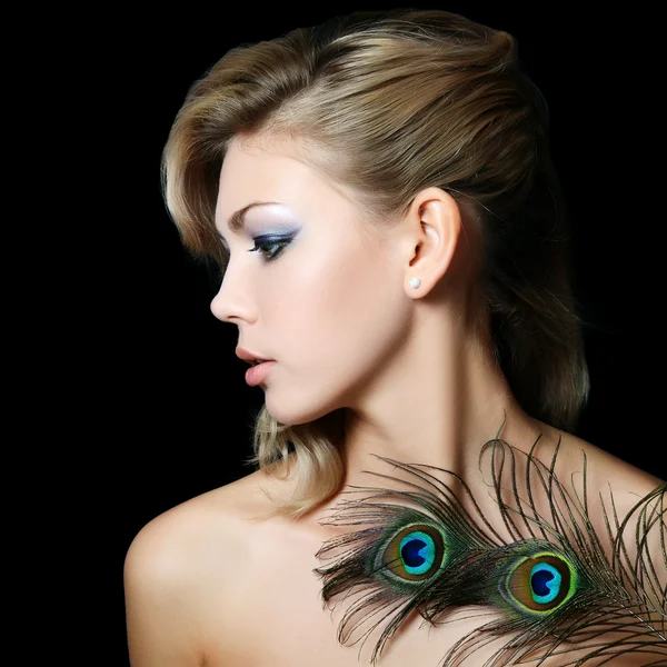 A bela mulher com penas de um pavão — Fotografia de Stock