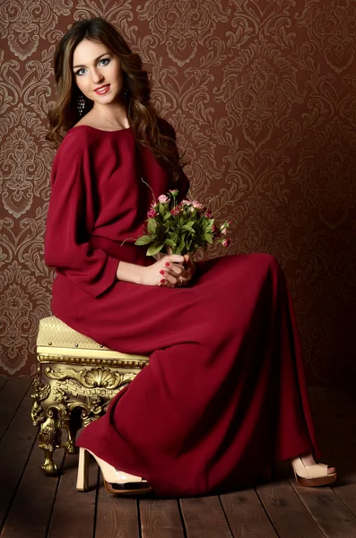 A jovem sensual elegante em um vestido de clarete — Fotografia de Stock