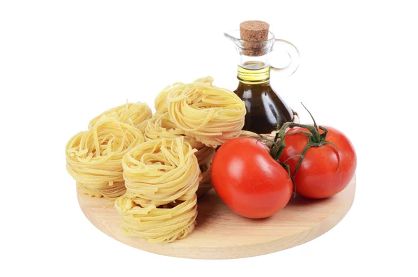 Pasta con aceite de oliva y tomates aislados — Foto de Stock