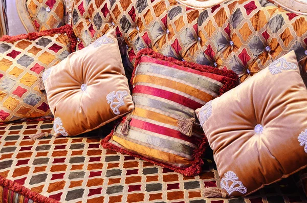 Beaux oreillers sur un magnifique canapé — Photo