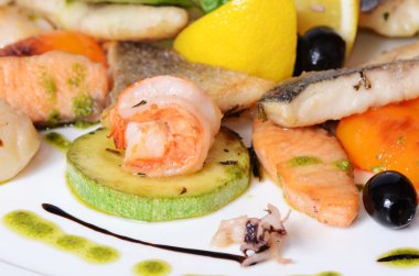 Balık ve deniz ürünleri duracaksınız. bir restoran yemek