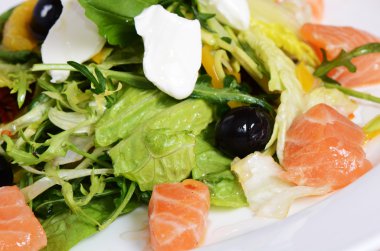 somon ve mascarpone peyniri, pomelo yaprakları ve marul salatası. Restoran yemek