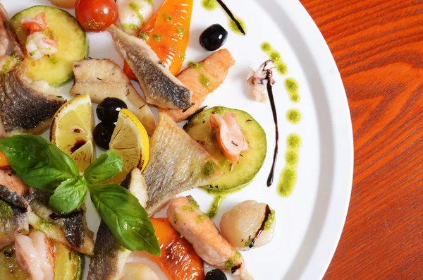 Allerlei Fisch und Meeresfrüchte. ein Restaurantgericht — Stockfoto