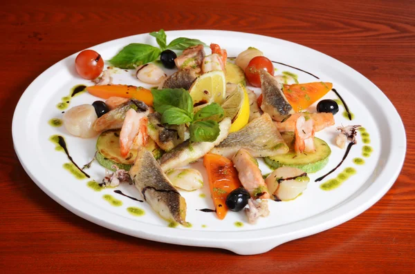 Allerlei Fisch und Meeresfrüchte. ein Restaurantgericht — Stockfoto