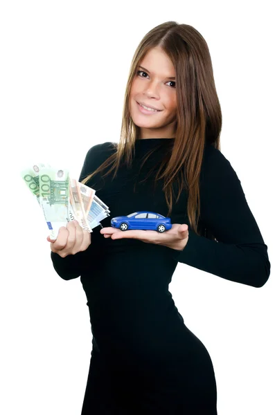 A bela mulher com dinheiro e carro de brinquedo nas mãos — Fotografia de Stock