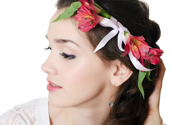 Retrato da menina bonita com flores no cabelo — Fotografia de Stock