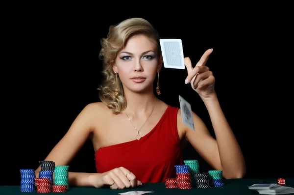 Piękna kobieta z żetonami w kasynie — Zdjęcie stockowe