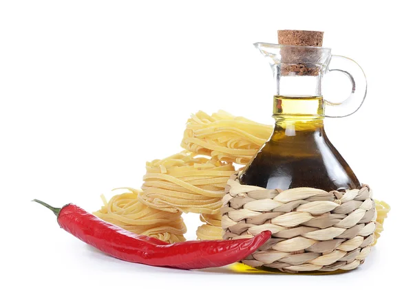 Pasta con aceite de oliva aislado sobre fondo blanco — Foto de Stock