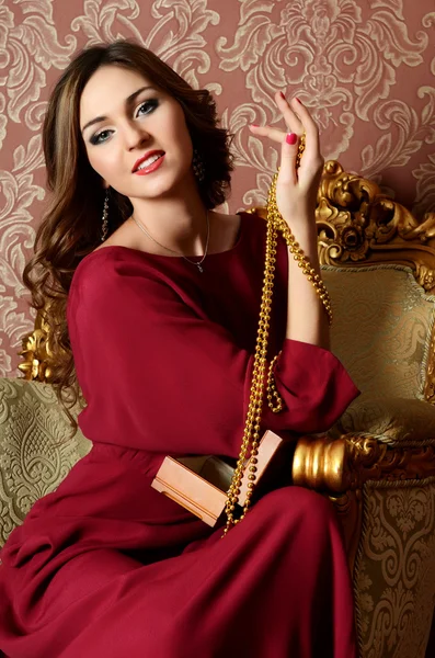 Elegantní smyslné mladá žena v bordó šaty — Stock fotografie
