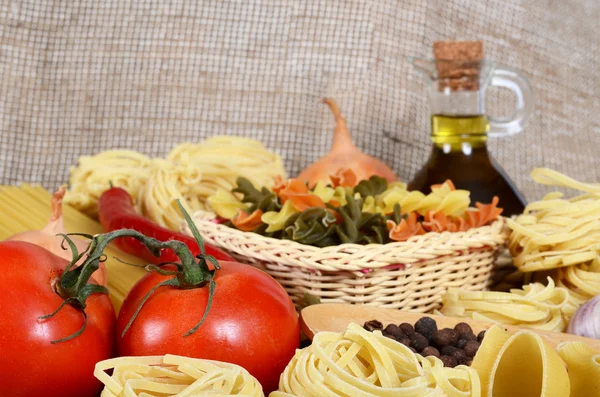 Pasta med olivolja och tomater — Stockfoto