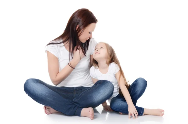 Mãe com uma filha isolada em branco — Fotografia de Stock