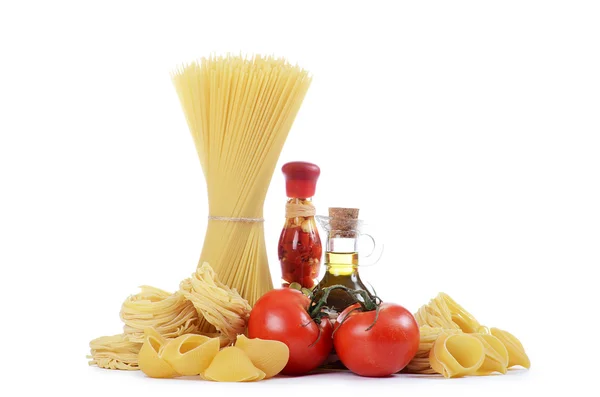 Nudeln mit Olivenöl und Tomaten isoliert — Stockfoto