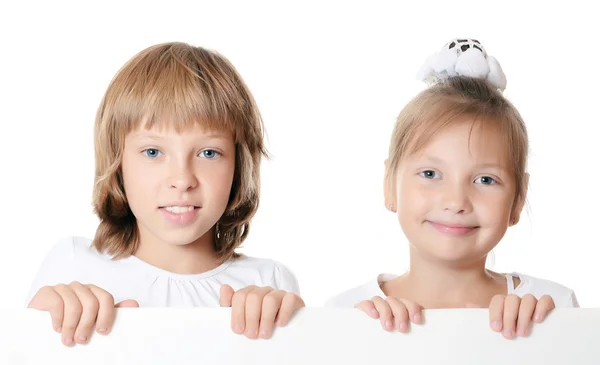 Lilla flickan kikar bakom annonsen — Stockfoto