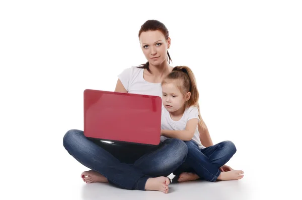 Mamá con una hija en el portátil — Foto de Stock