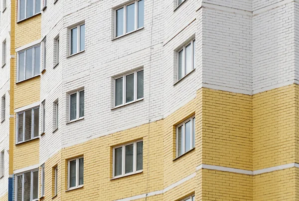 Edificio de apartamentos altos —  Fotos de Stock