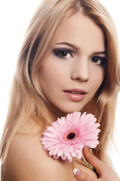 De mooie vrouw met een bloem van de gerbera geïsoleerd op wit — Stockfoto