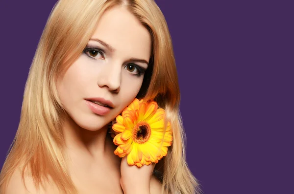 Den vackra kvinnan med gerbera blomma — Stockfoto