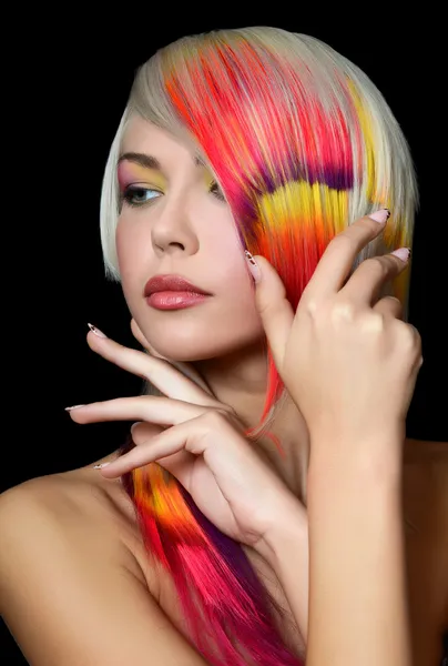 Mulher com maquiagem brilhante e fio multicolorido no cabelo — Fotografia de Stock