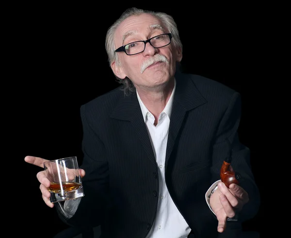 Le vieil homme avec un verre de whisky sur fond noir — Photo