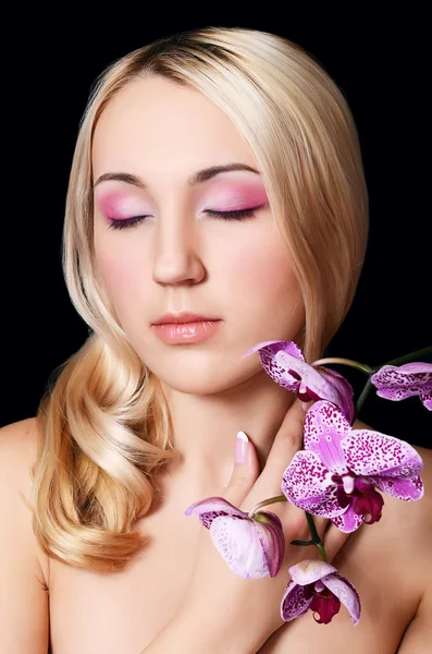 La joven hermosa con las flores de la orquídea — Foto de Stock