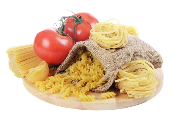 Pasta och tomater isolerade — Stockfoto