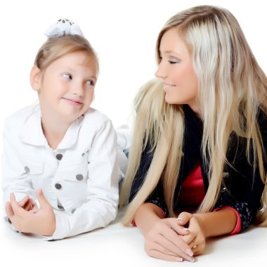 Beyaz arka plan üzerinde izole kızı olan anne