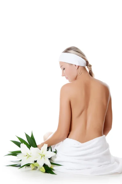 Wellness-Frau mit Blüten einer Lilie isoliert auf weiß — Stockfoto
