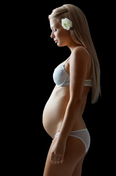 La femme blonde enceinte sur un noir — Photo