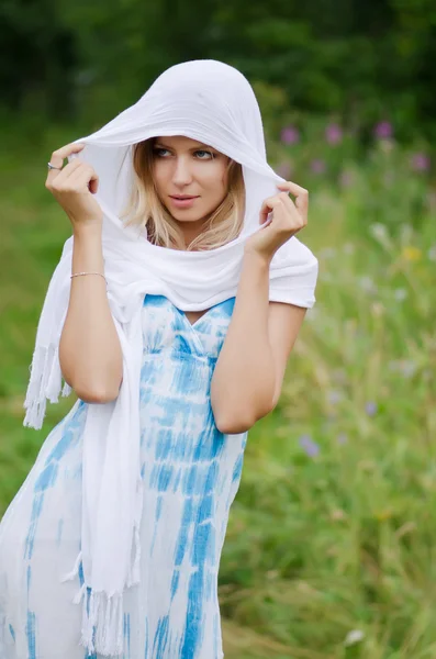 Das schöne Mädchen im Sommer auf dem Feld — Stockfoto