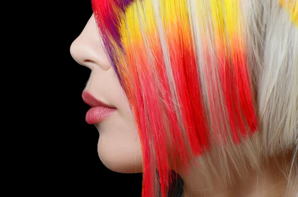 Красивая девушка с ярким макияжем и разноцветной прядью в волосах — стоковое фото
