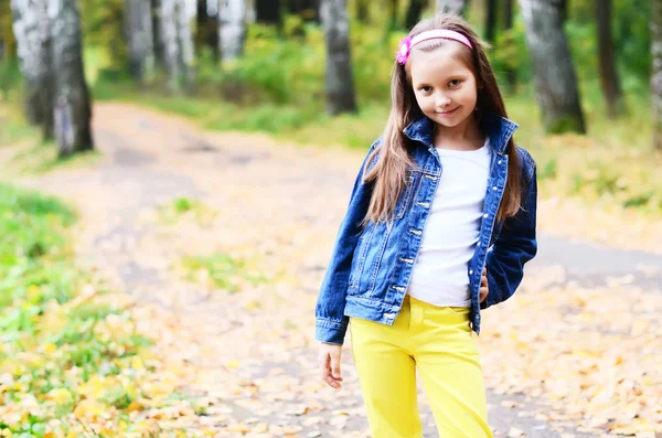 La petite fille dans le parc d'automne — Photo