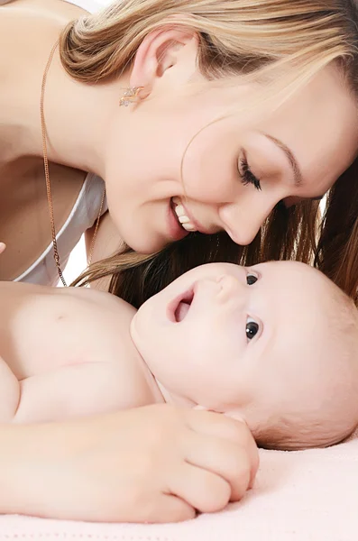 Gelukkig moeder met baby — Stockfoto