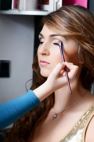 Menina bonita colocar a maquiagem no rosto — Fotografia de Stock