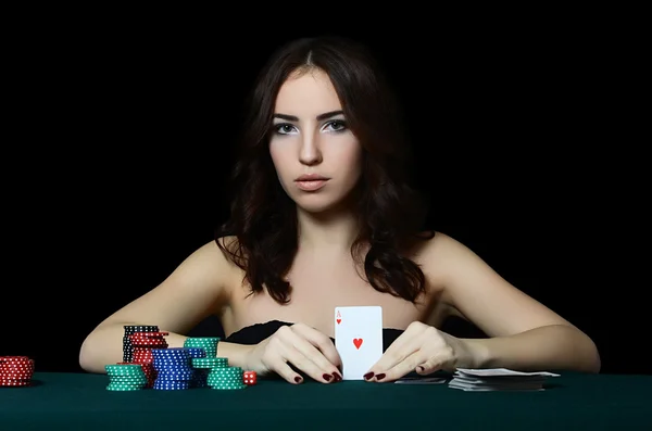 La belle femme avec des jetons de casino — Photo