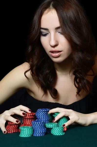 カジノのチップを持つ美しい女性 — ストック写真
